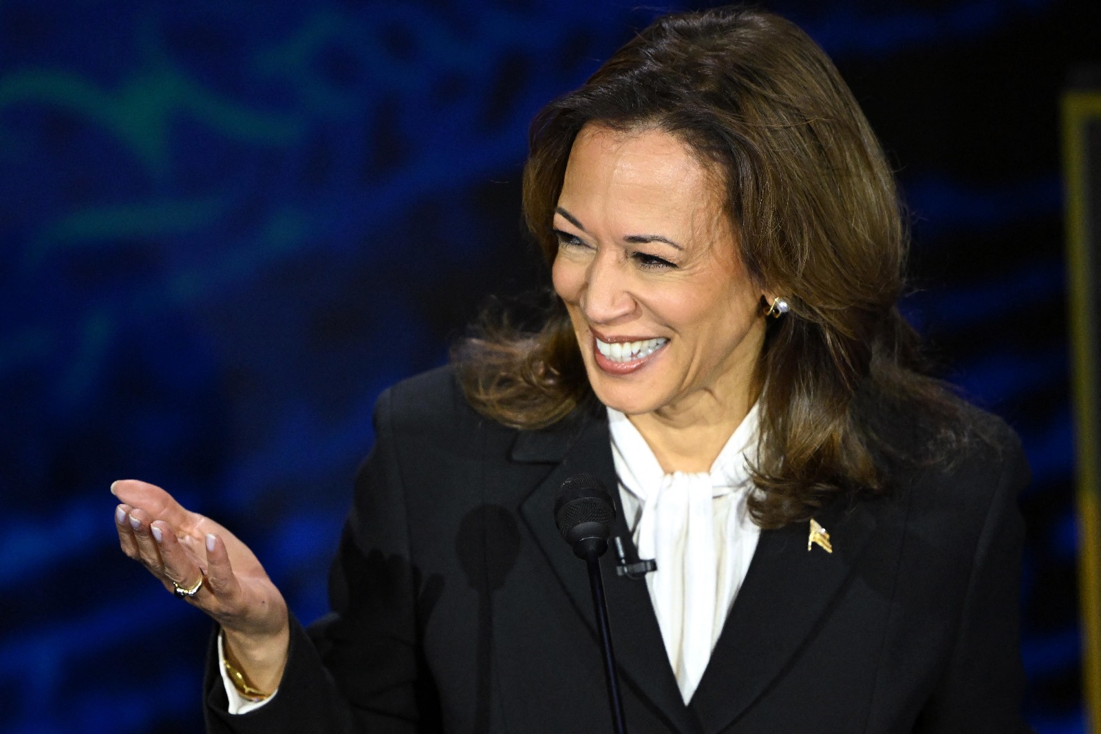 How Kamala Chumped Trump—Body Language By Howard Bloom